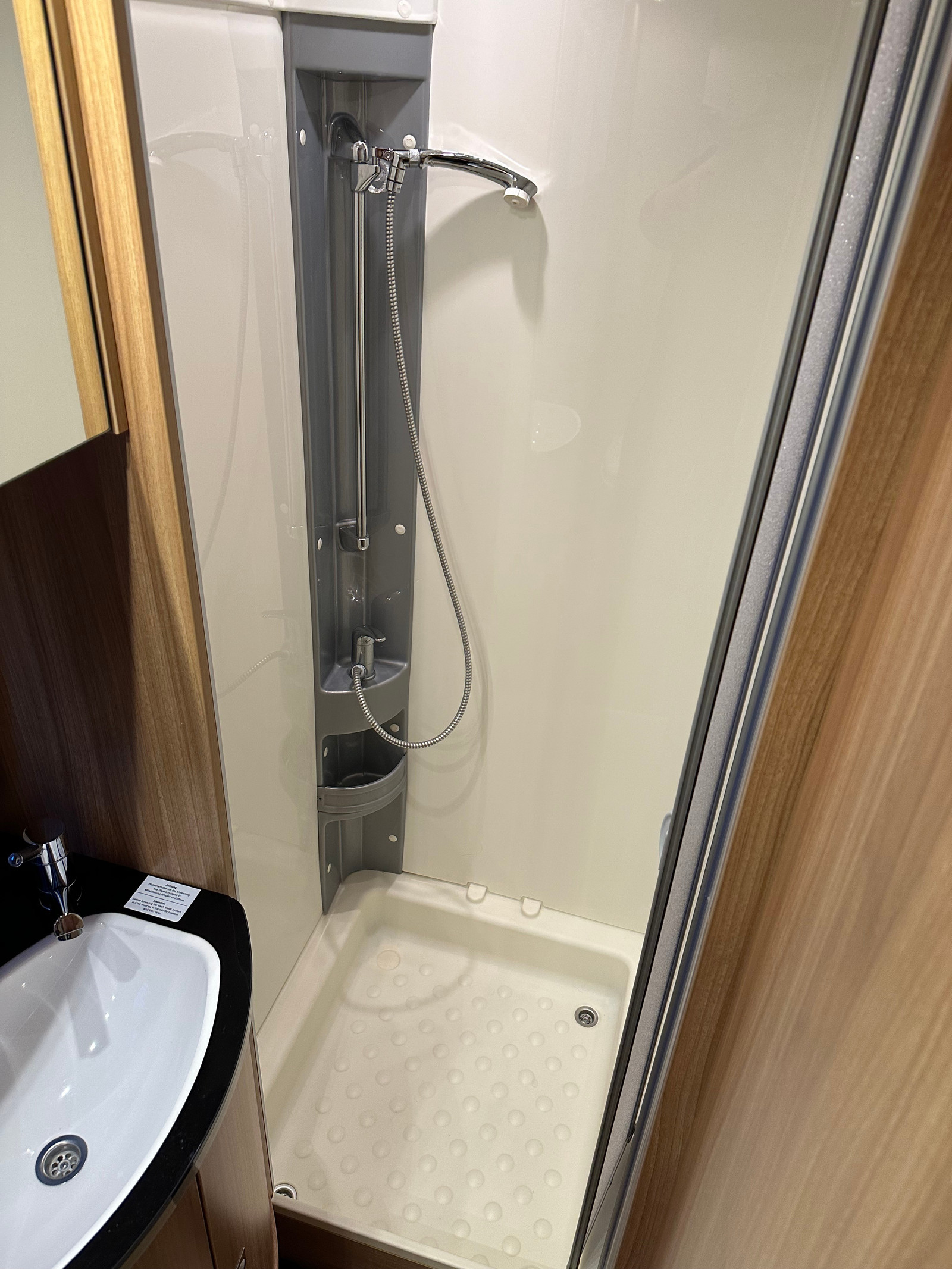 229_073e815a-b7ba-4460-90b8-0e6ae7914f05 Dethleffs Camper | Grande salle de bain avec douche | Pack batterie | Stério | Grand frigo – Image 11