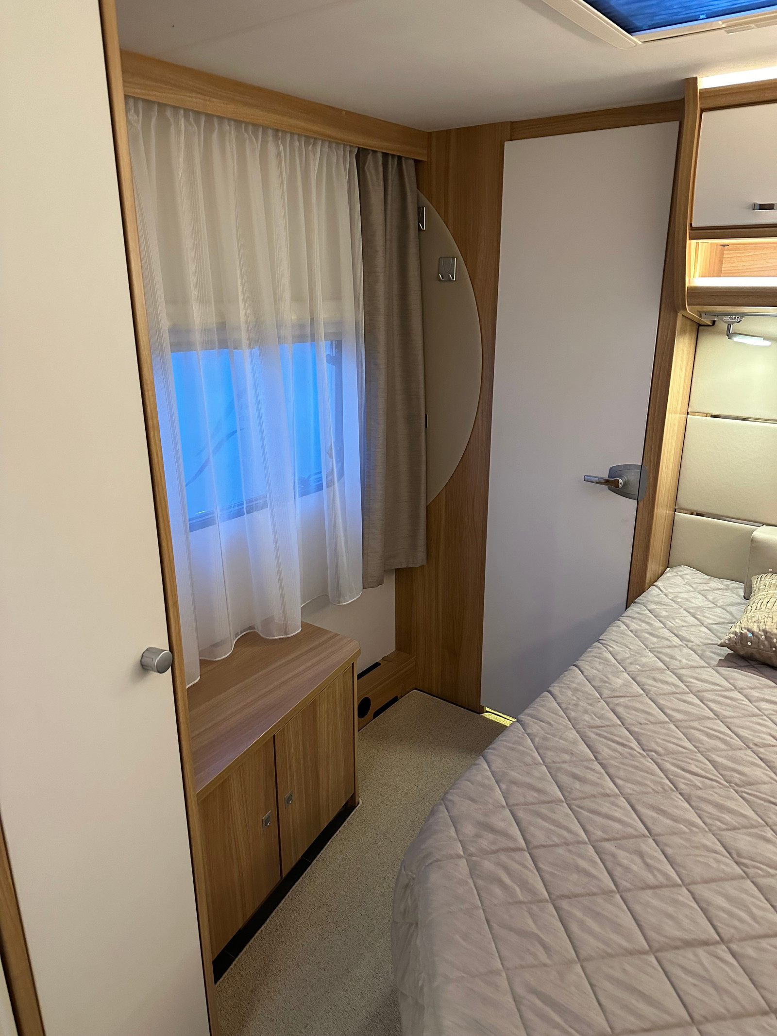 229_42464bfa-a1c5-4197-884f-ed0a957374a1nkolpm Dethleffs Camper | Grande salle de bain avec douche | Pack batterie | Stério | Grand frigo – Image 14