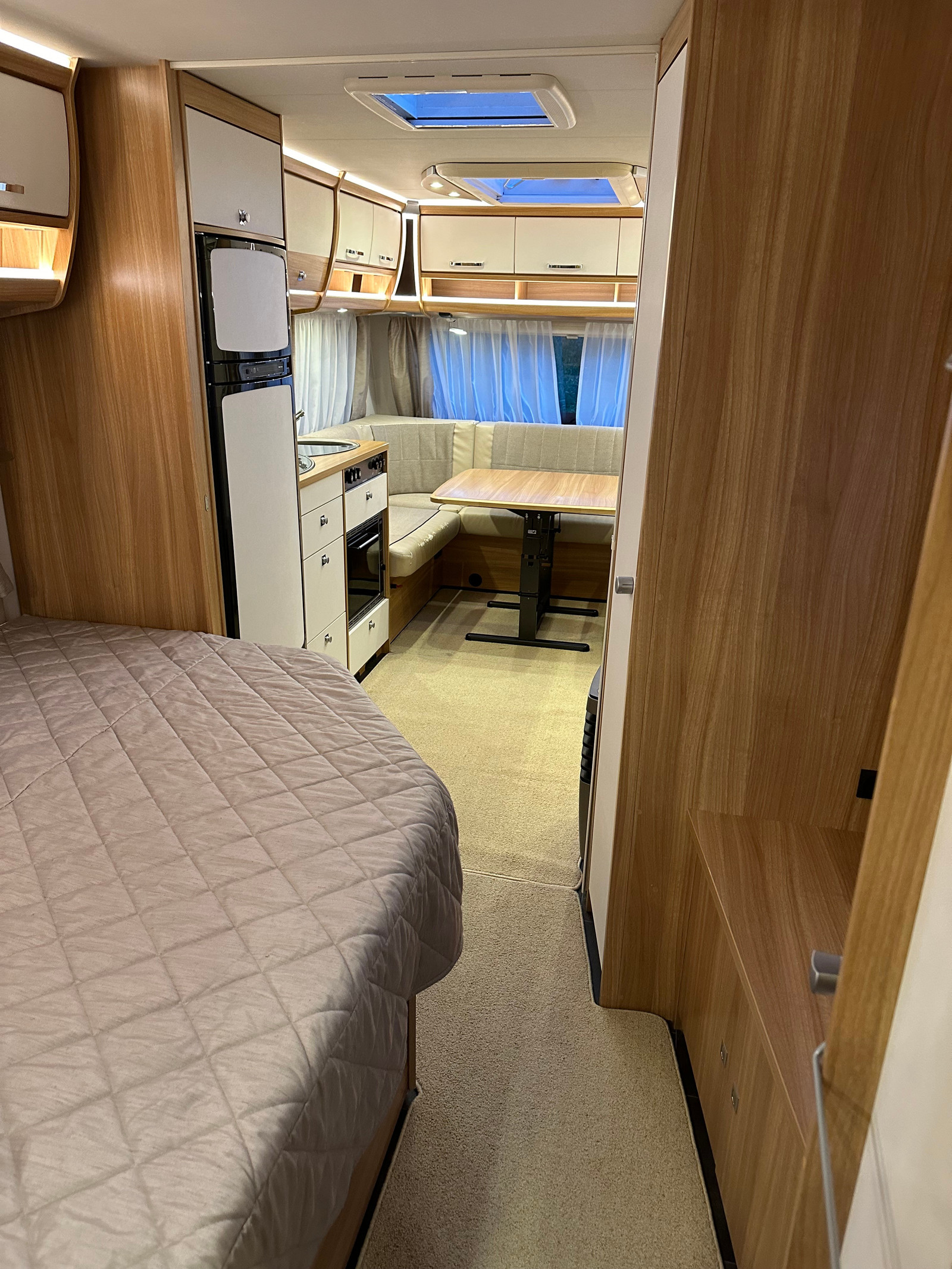229_67e4adeb-c98c-4711-b914-369f9642f626 Dethleffs Camper | Grande salle de bain avec douche | Pack batterie | Stério | Grand frigo – Image 10