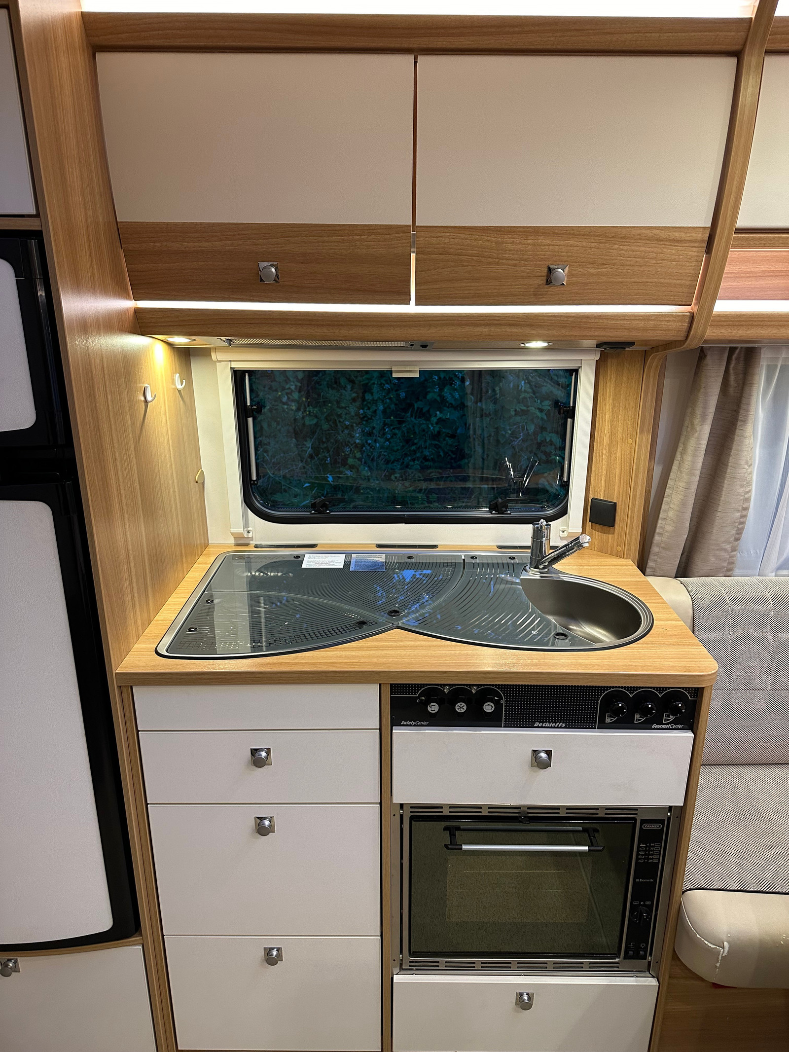 229_8944a174-2ba6-48d8-9605-45e98b55cd88 Dethleffs Camper | Grande salle de bain avec douche | Pack batterie | Stério | Grand frigo – Image 13