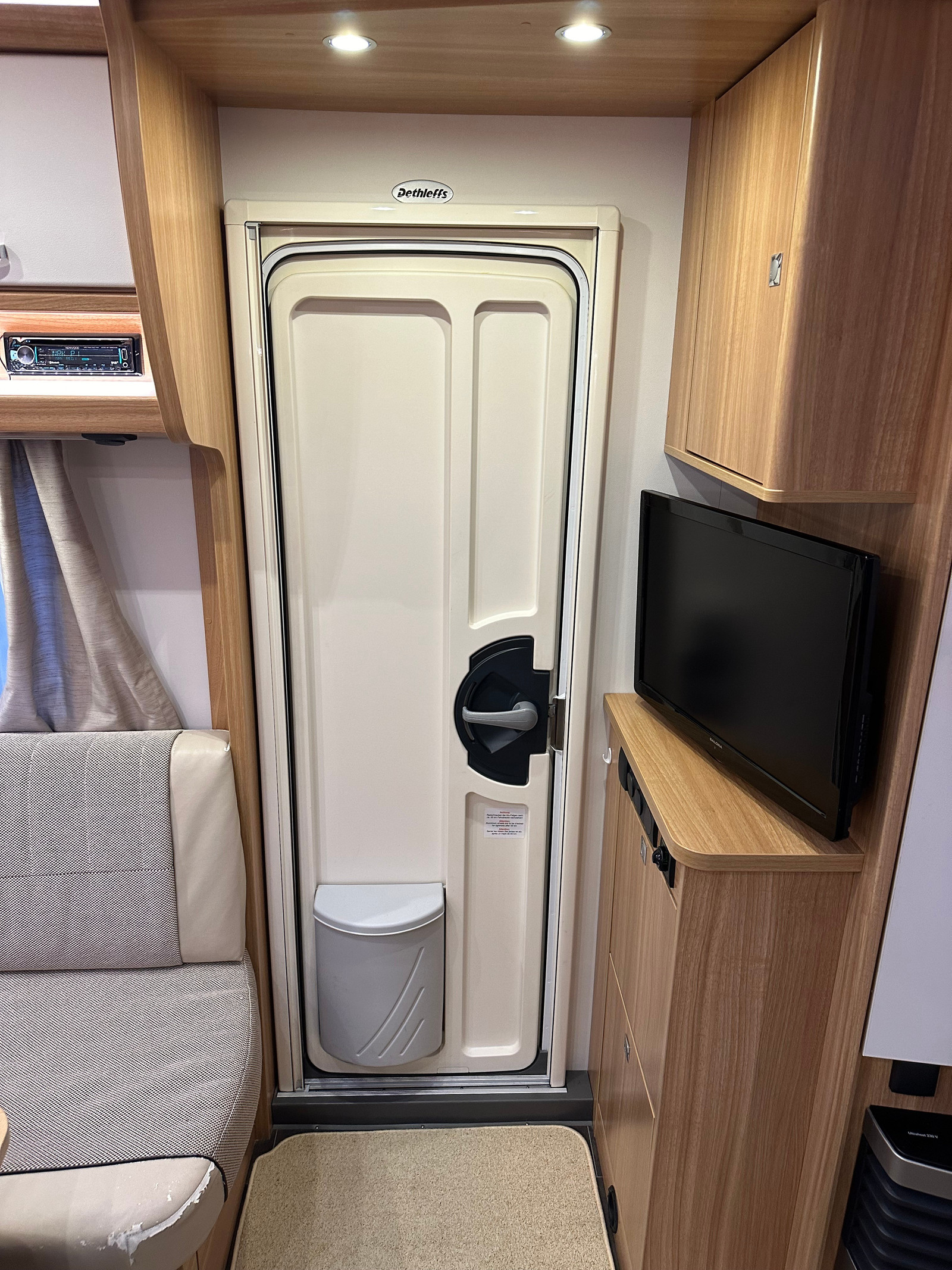 229_8f3e11e5-c8b1-4297-a5cc-4125bf08211b Dethleffs Camper | Grande salle de bain avec douche | Pack batterie | Stério | Grand frigo – Image 5