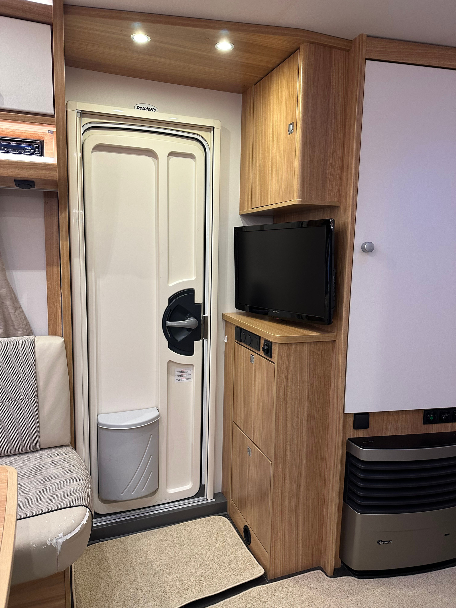 229_8fbed056-20e9-4347-8716-dee7f334fee5cf Dethleffs Camper | Grande salle de bain avec douche | Pack batterie | Stério | Grand frigo – Image 6