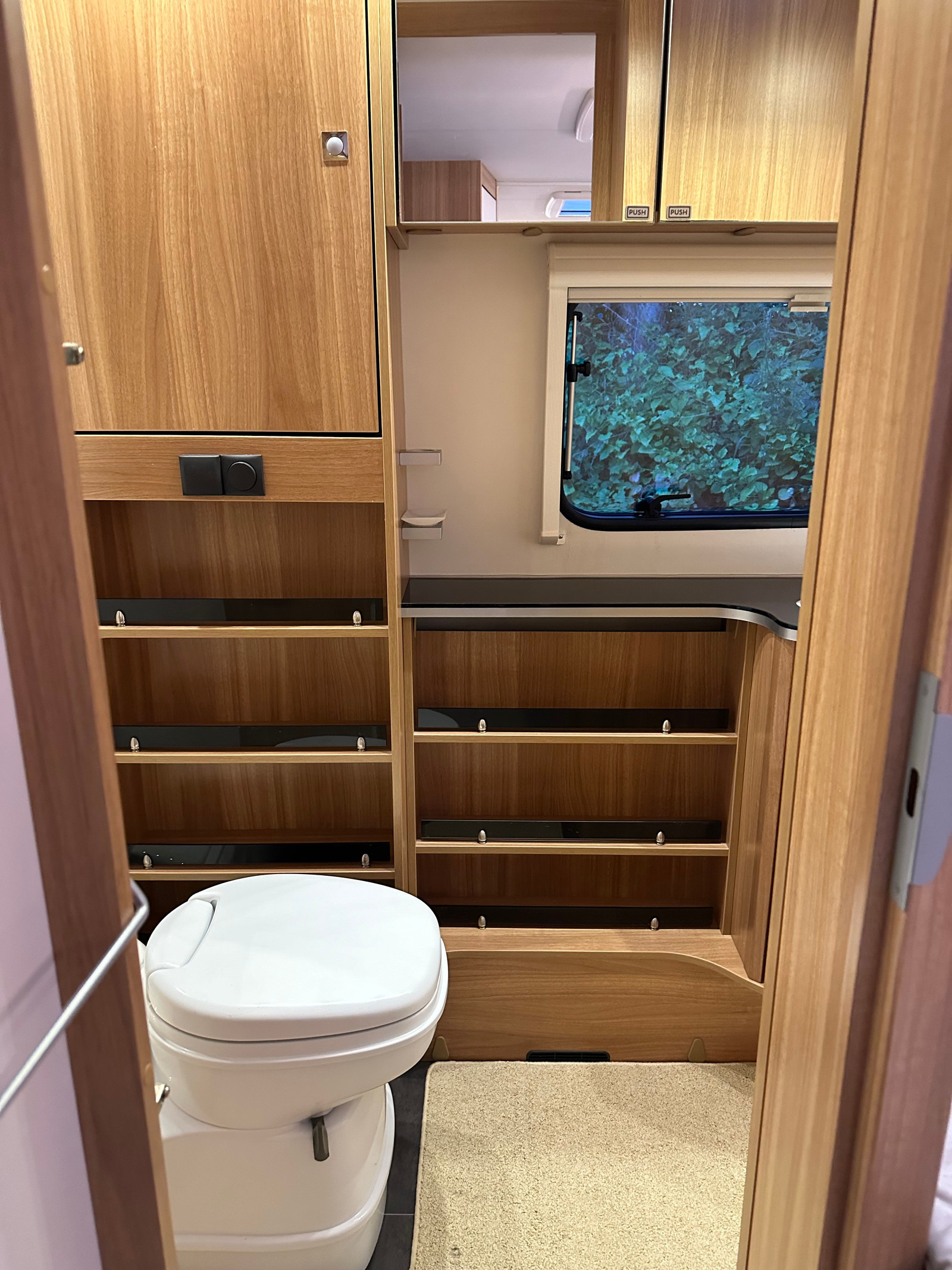 229_a83ae0ef-4cc3-4904-af0c-a2c560ebb4a9xcv Dethleffs Camper | Grande salle de bain avec douche | Pack batterie | Stério | Grand frigo – Image 16