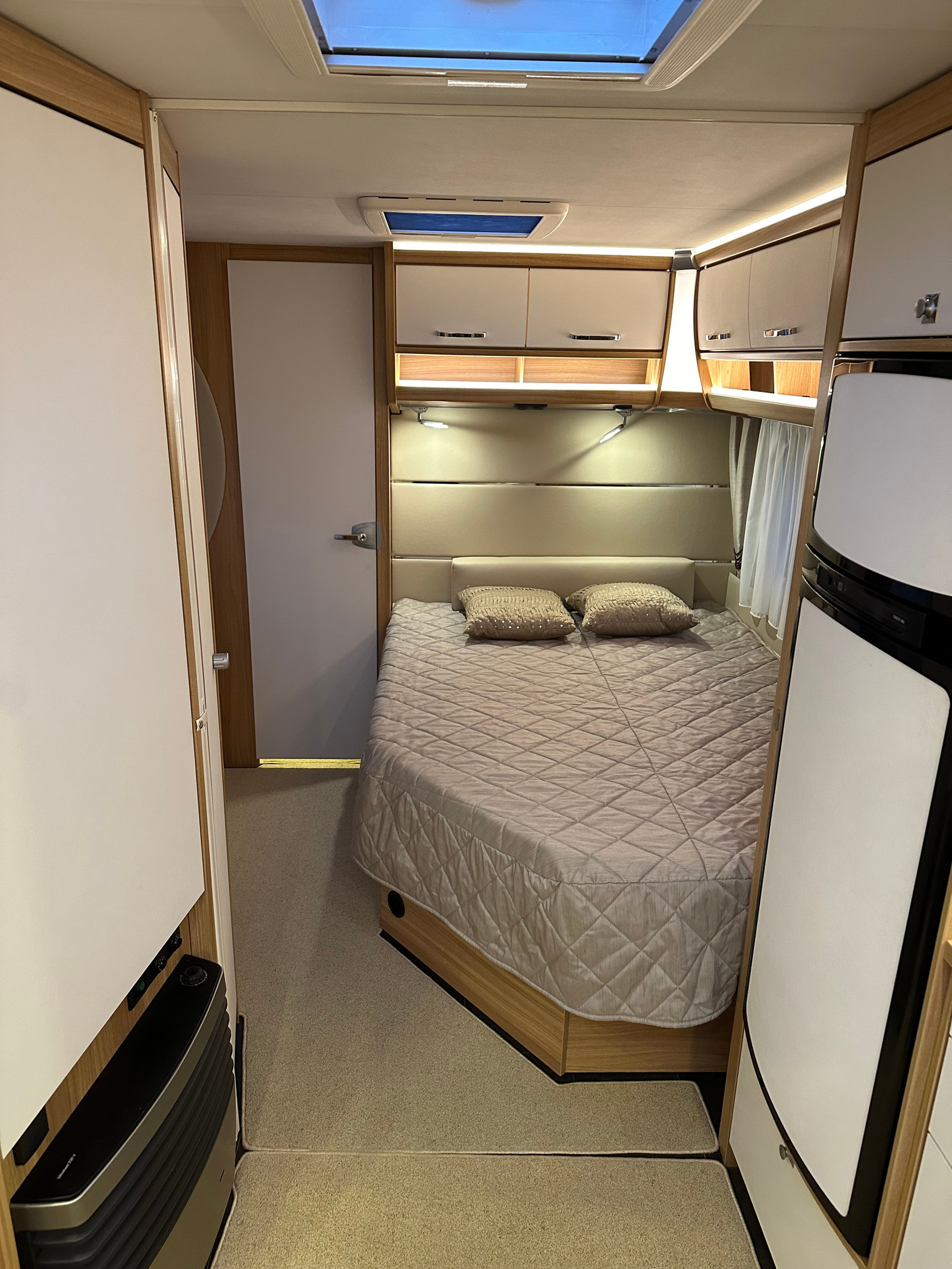 229_aa069b65-7dbc-4a52-8827-6fc79d82ab9excv Dethleffs Camper | Grande salle de bain avec douche | Pack batterie | Stério | Grand frigo – Image 18