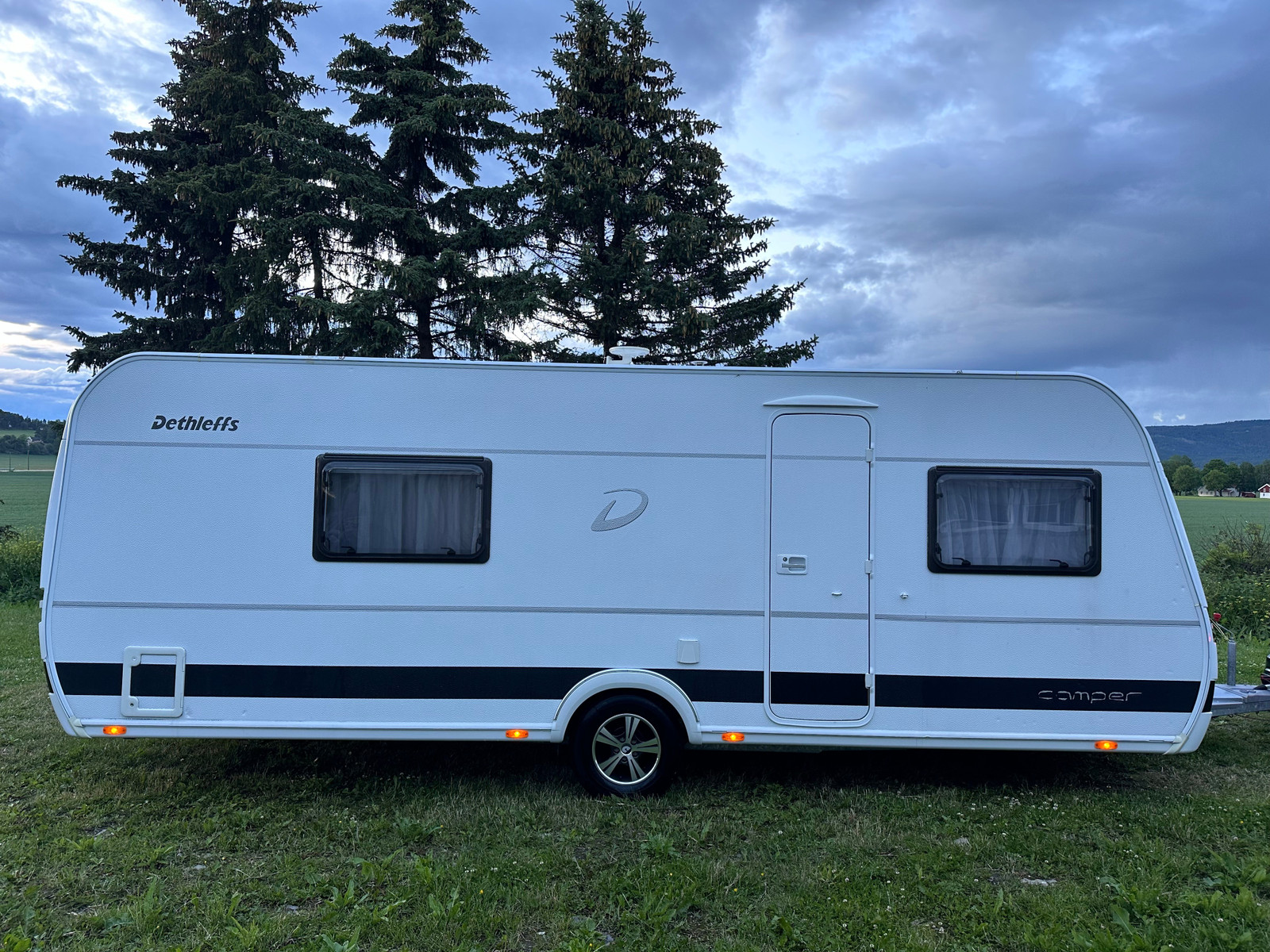 229_b141c3ef-20a6-4e87-a56f-011dd85fcbf8 Dethleffs Camper | Grande salle de bain avec douche | Pack batterie | Stério | Grand frigo – Image 21