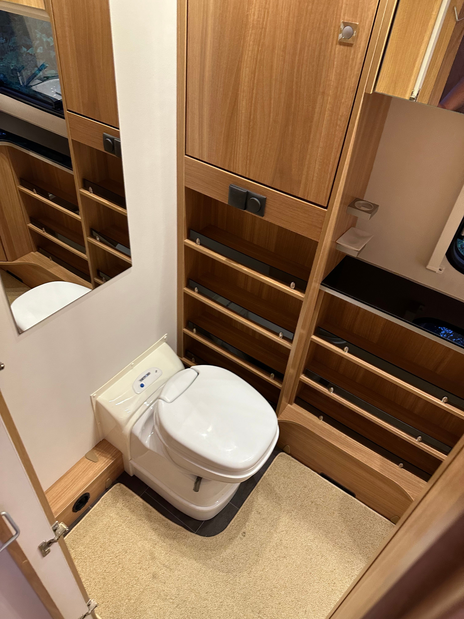 229_b7727eda-41c4-4417-9353-45ac4ccf67c1 Dethleffs Camper | Grande salle de bain avec douche | Pack batterie | Stério | Grand frigo – Image 22