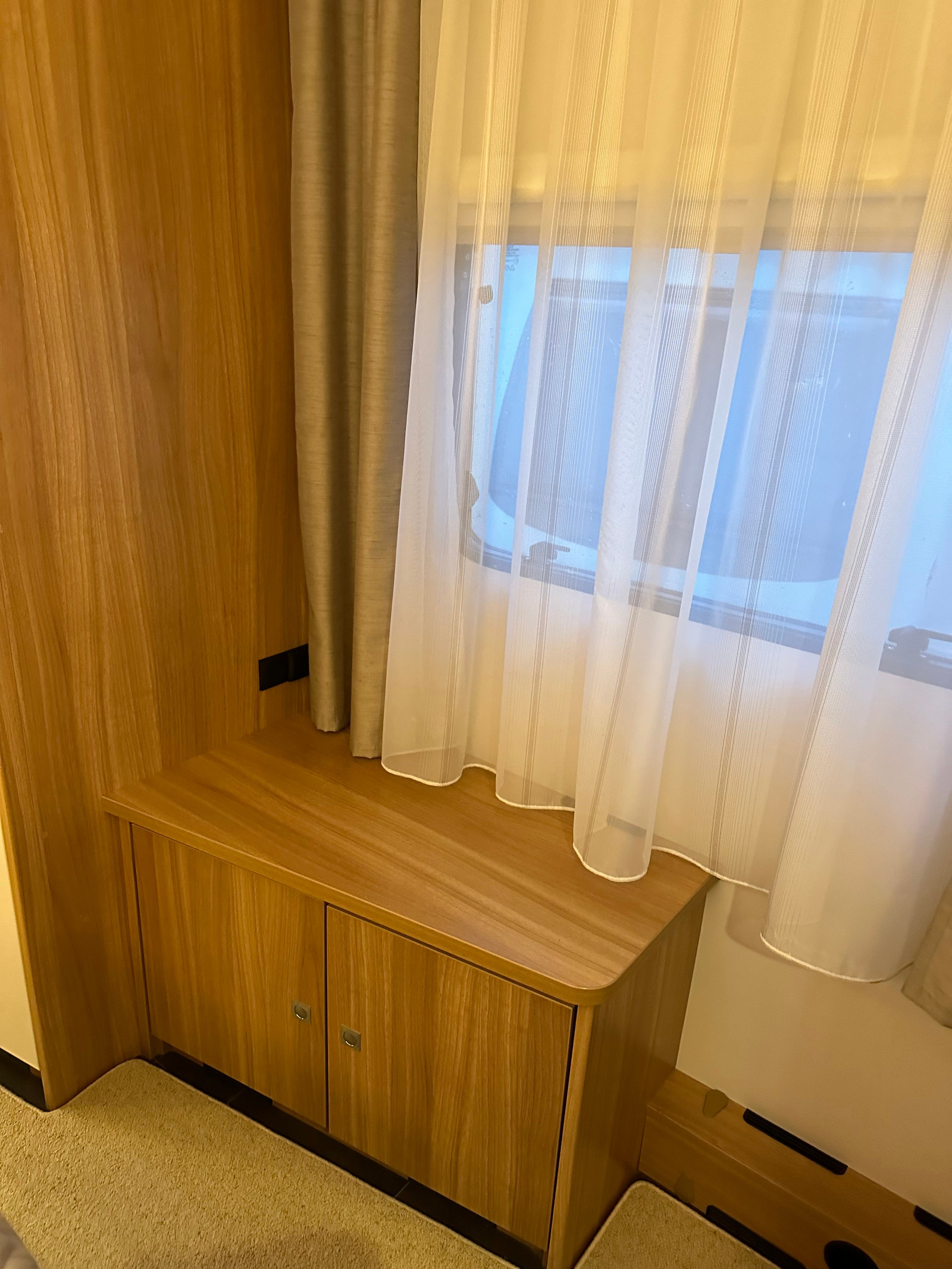 229_b9ae0938-95d5-4419-8e35-5ab36ec2dcca Dethleffs Camper | Grande salle de bain avec douche | Pack batterie | Stério | Grand frigo – Image 20