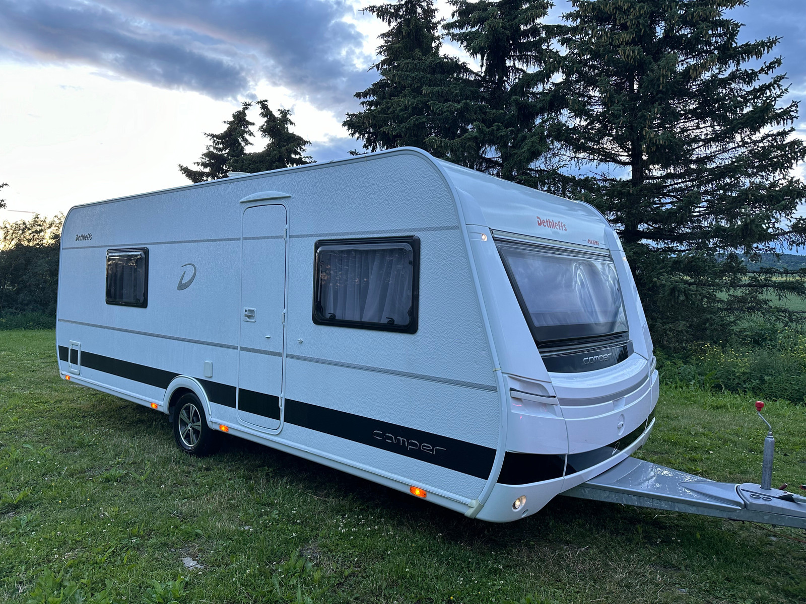 229_c4dc8fd0-b48f-4fc1-9ab9-df74a107b508 Dethleffs Camper | Grande salle de bain avec douche | Pack batterie | Stério | Grand frigo – Image 24