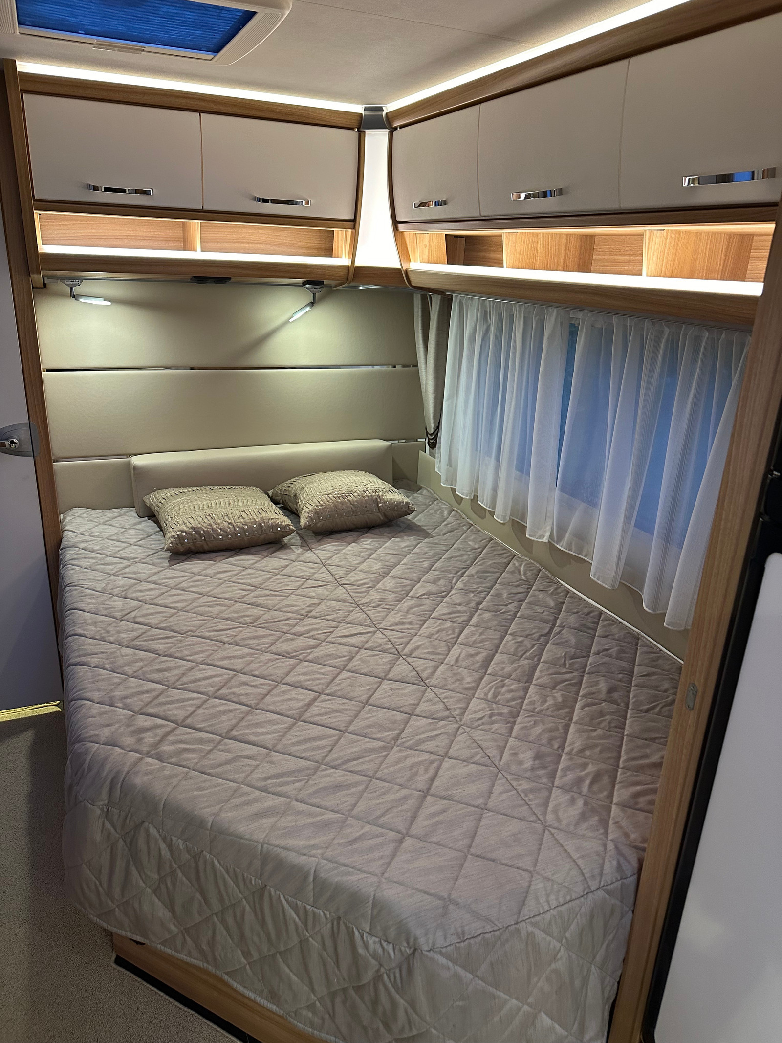 229_c62e05e7-59fe-4b93-a02e-97d233c46559wxc Dethleffs Camper | Grande salle de bain avec douche | Pack batterie | Stério | Grand frigo – Image 25