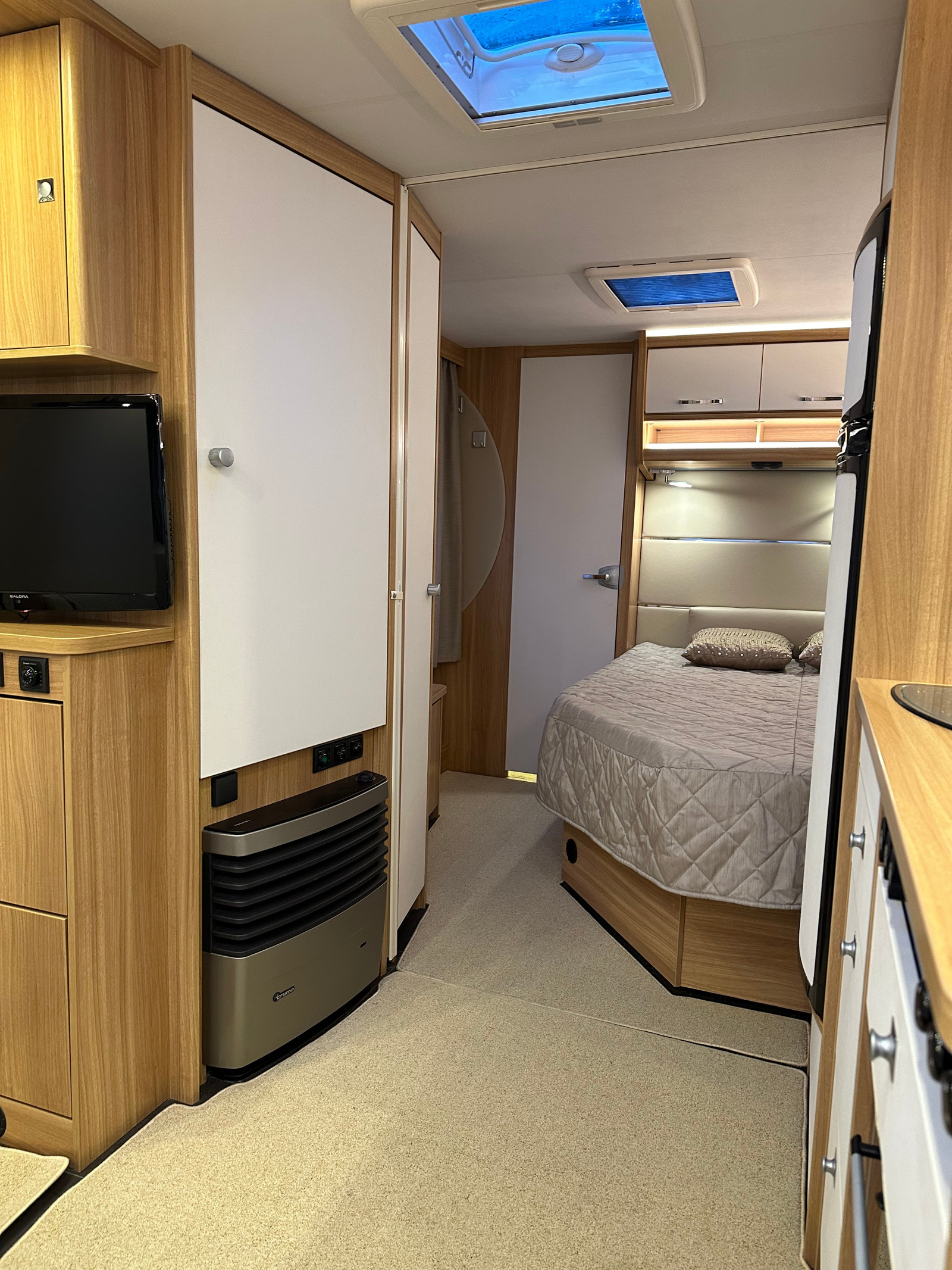229_e0392532-109f-430e-bbdd-5e5c2b23560fs Dethleffs Camper | Grande salle de bain avec douche | Pack batterie | Stério | Grand frigo – Image 32