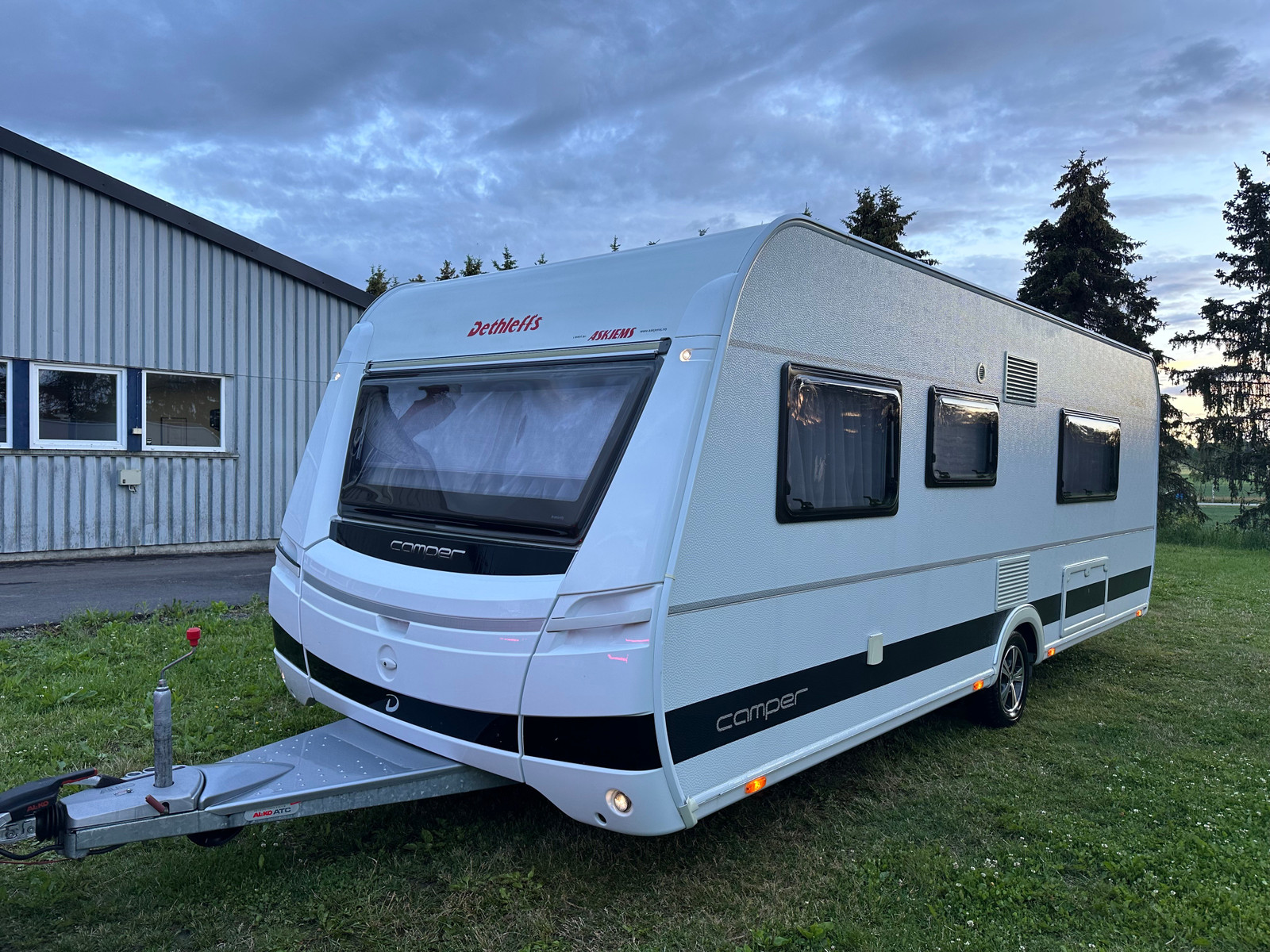 229_e0820aa8-cab6-4d5a-81b7-9be6ef889b45 Dethleffs Camper | Grande salle de bain avec douche | Pack batterie | Stério | Grand frigo – Image 30