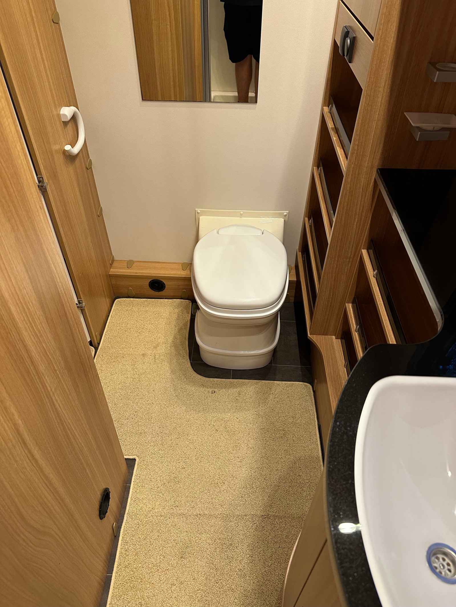 229_ef73b907-05b5-4dd5-8ac8-28f1c29876ce Dethleffs Camper | Grande salle de bain avec douche | Pack batterie | Stério | Grand frigo – Image 33