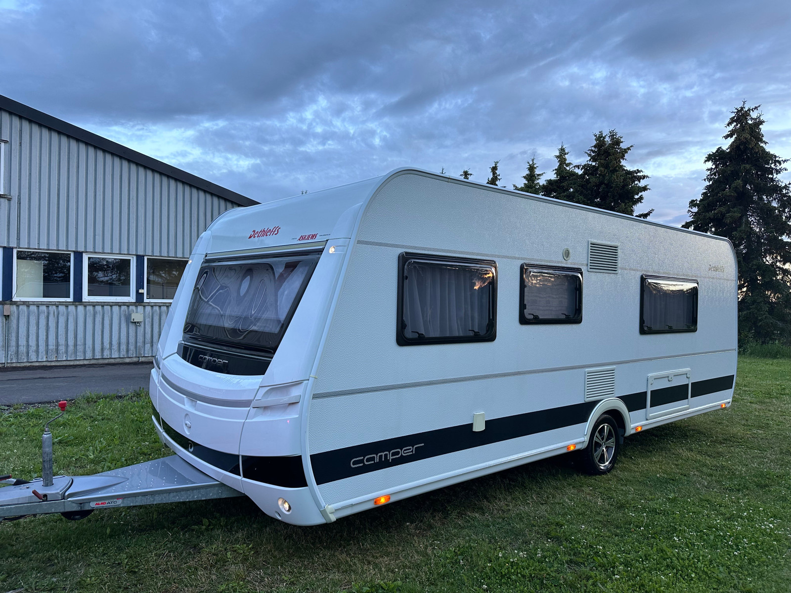 229_f29853f1-d12a-4b88-856e-f317cb60f5ca Dethleffs Camper | Grande salle de bain avec douche | Pack batterie | Stério | Grand frigo – Image 34