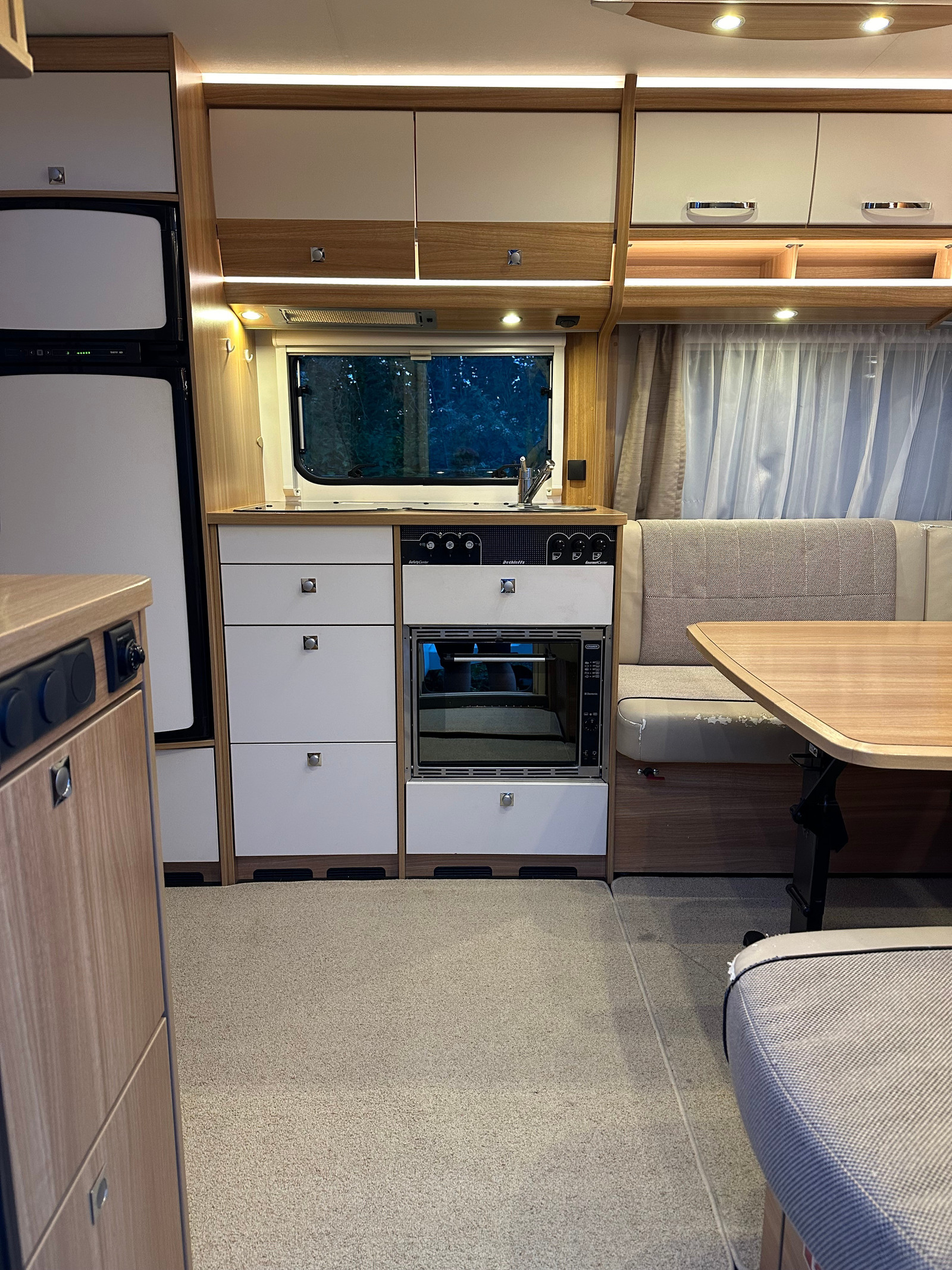 229_fbce5eba-2704-42a5-8be8-49758a0dc59e Dethleffs Camper | Grande salle de bain avec douche | Pack batterie | Stério | Grand frigo – Image 35